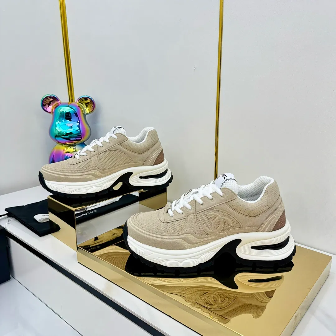 👟👟Ex-factory price 680👟👟 Upgraded version, upgraded version, upgraded version! No rebuttal accepted! ! ! ! Chanel Chanel panda shoes! 2025 counter's top casual sports shoes. This classic design; the upper is electro-embroidered with a variety of techniques; the outsole is fashionable and sporty; the unusual inclusion of a variety of color matching elements... The diversified mix and match is very good-looking and versatile, and can be used for leisure, fashion, sports, and outdoor... ꫛꫀꪝ Go➫ Materials: ❶Upper made of: original imported first-layer silk cowhide + original waterproof cloth + original first-layer cowhide ❷Inner lining: Original Yangli+Net ❸Outsole based on: Original TPU combination outsole Counter boutique packaging complete set for women 35–41 👉 👉 👉 👉